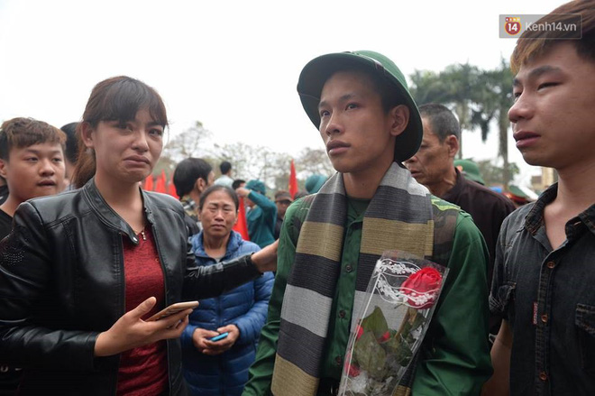 Những giọt nước mắt bịn rịn của người thân ngày tiễn tân binh lên đường nhập ngũ